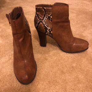 Cognac Bootie with patterned Back Heel